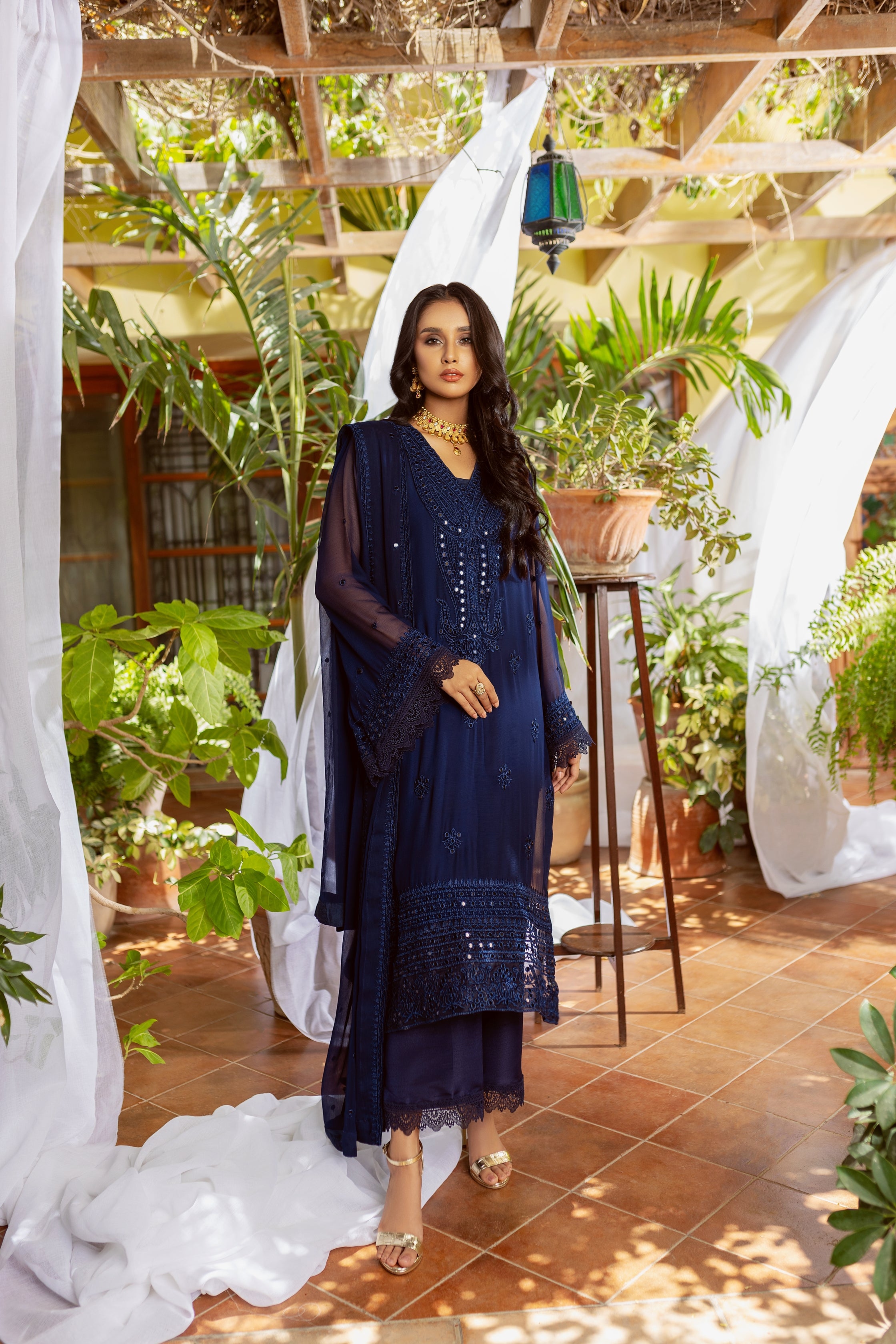 A girl wearing a blue coloured chiffon suit.